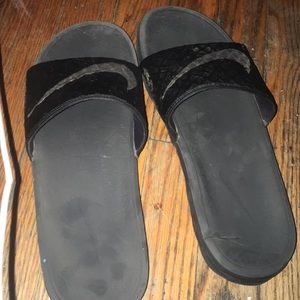 These are some nike slides 😎 I’m selling